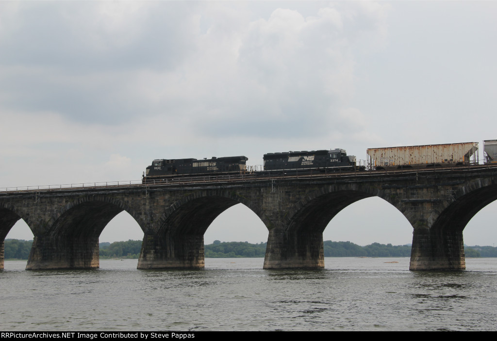 NS 9533 leads train HH53 over Rockville bridge to Northumberland.